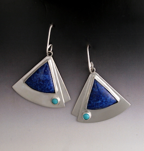 Click to view detail for MB-E453 Earrings, Saturniid Wing Lapis & TQ $858